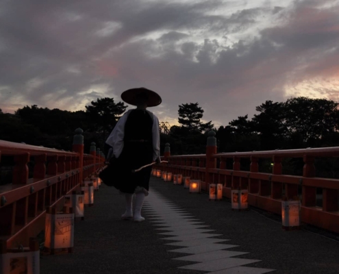 Un moine sur un pont de Kyoto