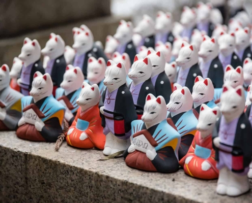 Petite figurines renards au sanctuaire Fushimi Inari